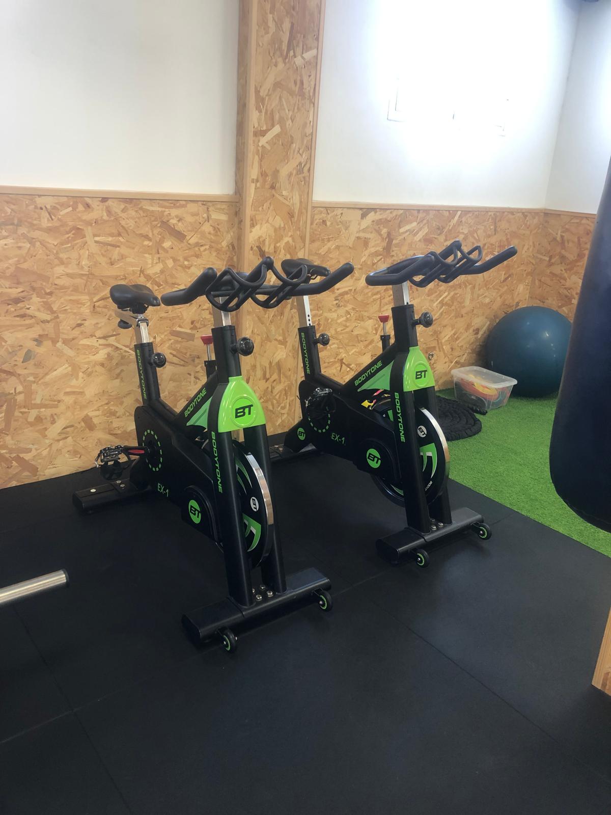 Cardio: cinta y bicicletas de spinning